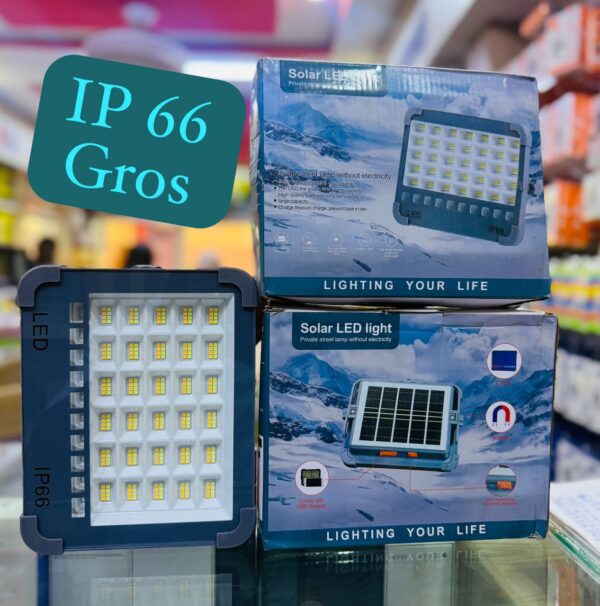 Projecteur Solaire LED IP66 – Lampe Extérieure Rechargeable Haute Puissance